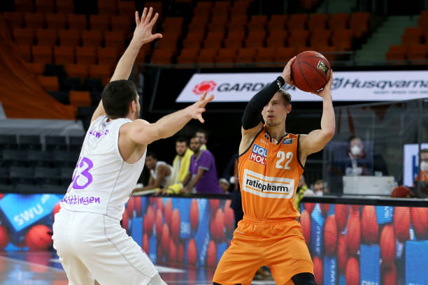 绕两个主题 绕两个主题